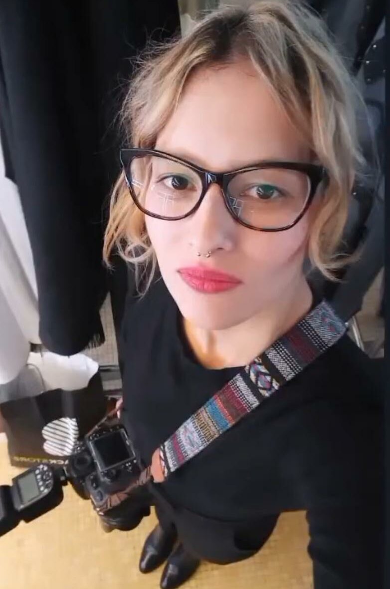 Couple de mariés à Paris – photographe mariage - fotógrafa en paris Photographe à Paris spécialisé dans les mariages, les portraits de famille, les séances photo grossesse et les portraits individuels. Capture des moments naturels et authentiques à Paris et ses environs.