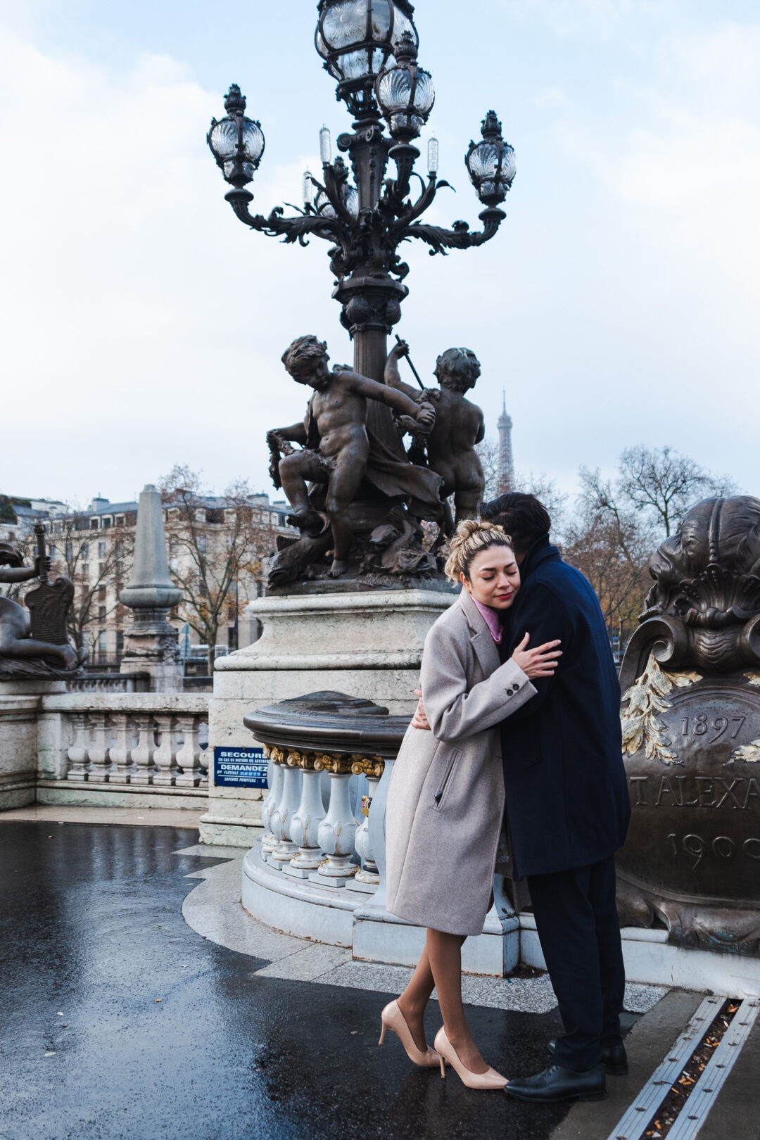 Photographe à Paris spécialisé dans les mariages, les portraits de famille, les séances photo grossesse et les portraits individuels. Capture des moments naturels et authentiques à Paris et ses environs.